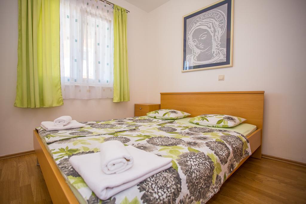 Apartments Mira Каштела Екстер'єр фото